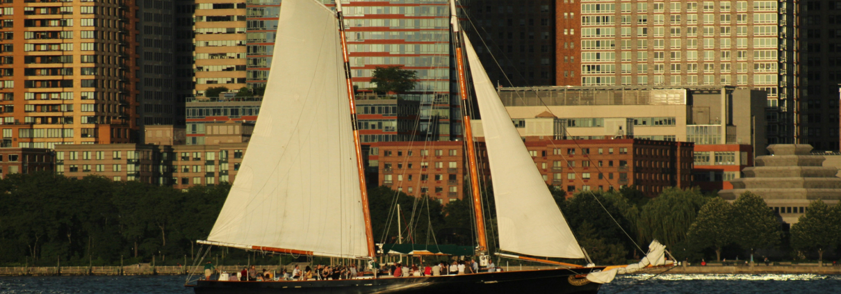 Les filles de New-York City - Voilier navigant devant des gratte-ciel