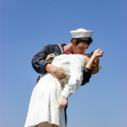 La valse des cols bleus - Photo d'un marin embrassant une jeune fille