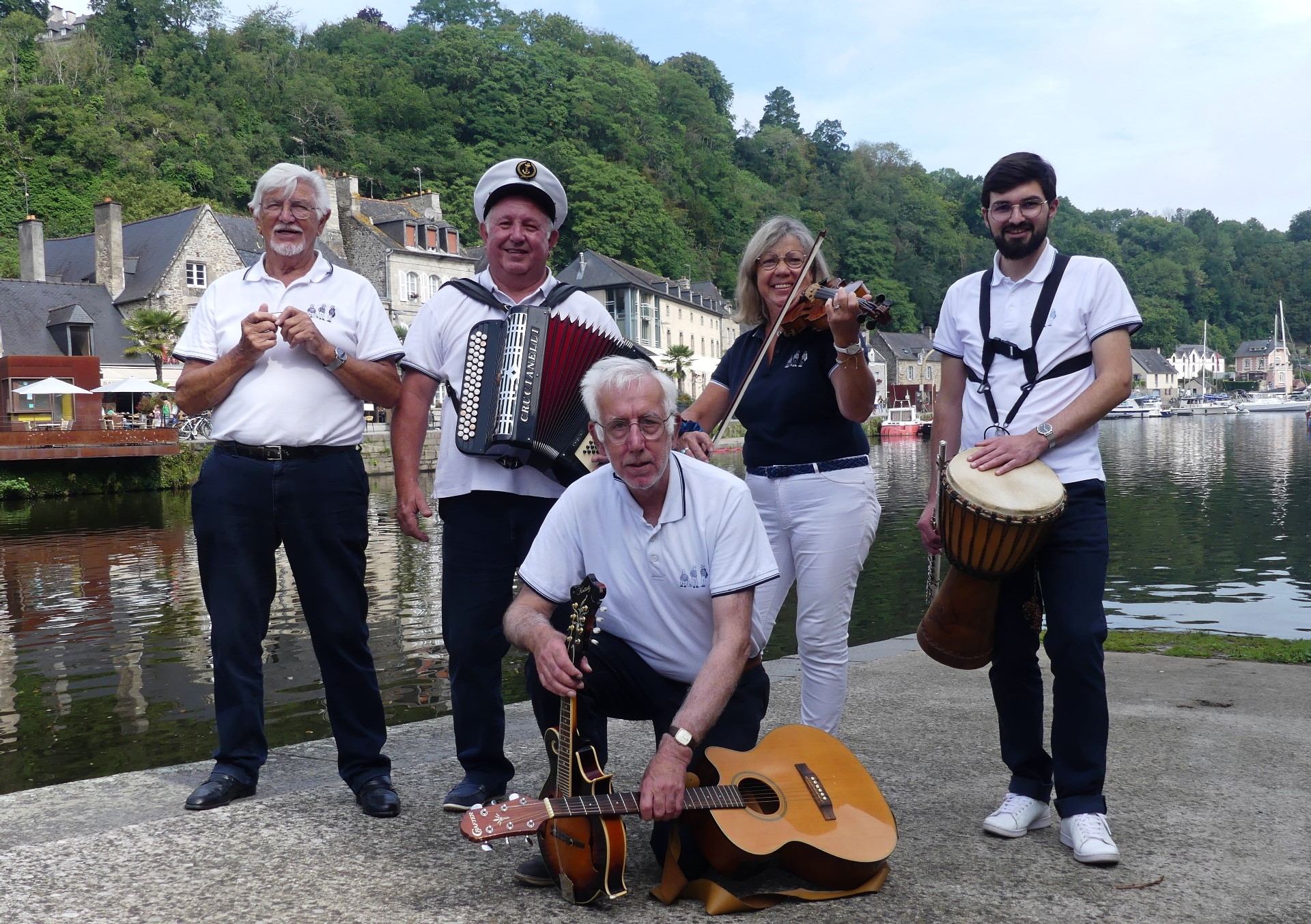 Musiciens des Cap'Horniers de la Rance au port de Dinan