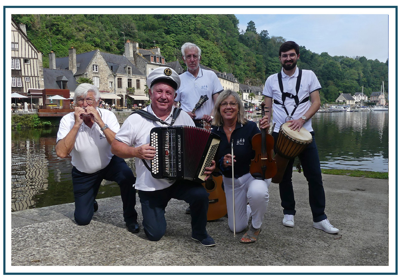 Musiciens des Cap'Horniers de la Rance devant le port de Dinan