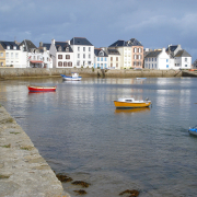 Marie Jeanne Gabrielle - Photo du port de l'ile de Sein avec les belles facades blanches et des petits bateaux